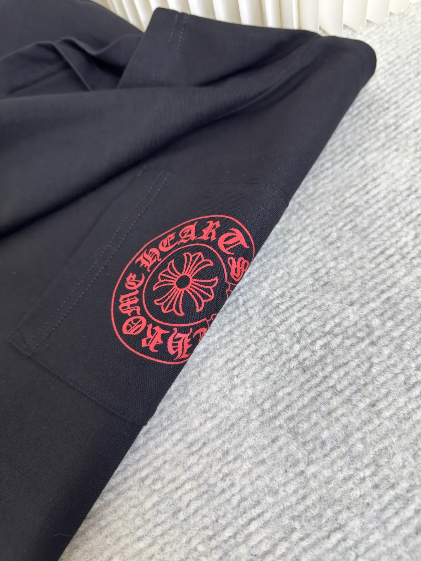 P250 Chrome Hearts comic printed short sleeves. The fabric is made of 26-woven 200g cotton. Printing is very important. The ink used in the original version is beyond the standard printing. General printing factories have no ability to restore it. After running many factories, the time pays off in the end. Size S M L